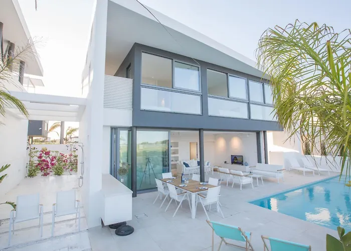Neue- Moderne 3-schlafzimmer-villa Mit Privatem Pool By Interhome