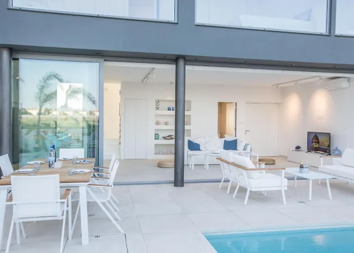 펜션 Neue- Moderne 3-schlafzimmer-villa Mit Privatem Pool By Interhome